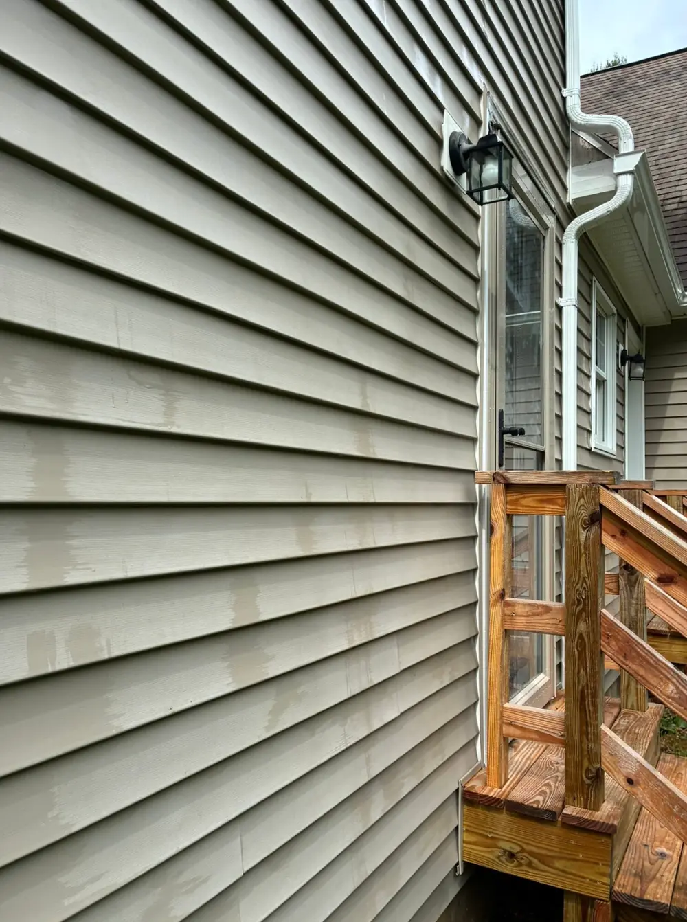 After Lichen Removal from Vinyl Siding in Worcester County, MA — Pro Pressure Washing